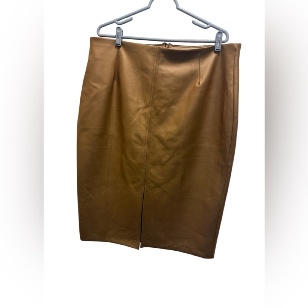 Ashley Stewart Tan Pencil Skirt 95% POLYESTER
5% SPANDEX looks like leather